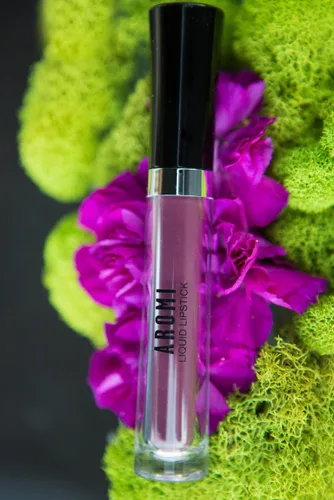 Vista 4 de Aromi Lápiz labial líquido negro cereza mate - Color de labios ciruela granate para mujer (cereza negra)