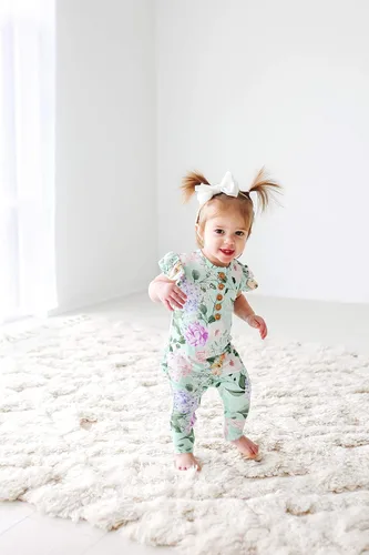Vista 3 de Posh Peanut Mameluco de manga casquillo con volantes para bebé, ropa para niñas recién nacidas, pijama de una pieza para niños, viscosa suave