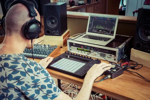Vista 5 de Arturia - AudioFuse - Interfaz de audio compacta y versátil con software creativo para grabación, producción, podcasting, guitarra