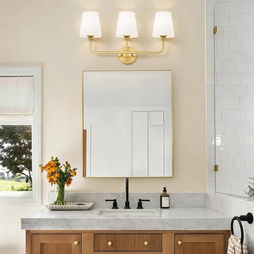 Vista 3 de MOKATNG Lámparas de baño, 3 luces doradas cepilladas, accesorios de iluminación de baño sobre espejo con pantalla de tela blanca acampanada
