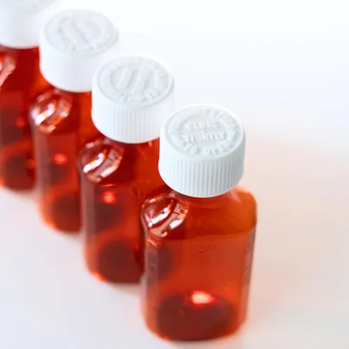 Vista 3 de Botellas líquidas de plástico ámbar para medicina con tapas resistentes a los niños, paquete de 5 botellas dispensadoras ovaladas farmacéuticas