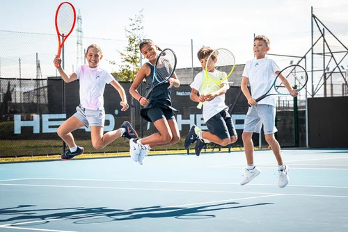 Vista 4 de HEAD Radical Junior 2025 Tennis Racquet - 26” Lightweight Graphite, Auxetic 2.0, Ages 9–11