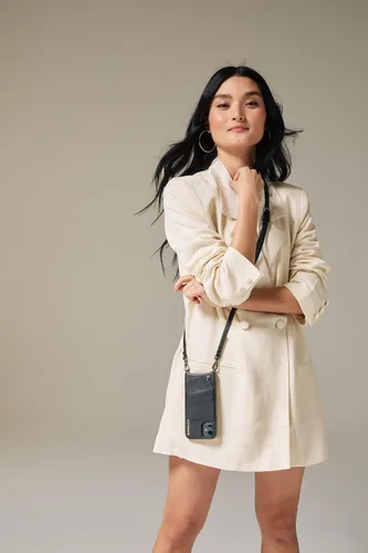 Vista 8 de Bandolier Emma Crossbody - Funda para teléfono y cartera, de piel negra con detalles dorados, plateados o peltre, compatible con iPhone