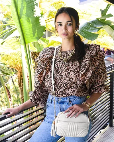 Vista 2 de EVVE Bolsos cruzados acolchados para mujer, elegante bolsa de cámara con borlas, bolso de hombro ligero de tamaño mediano