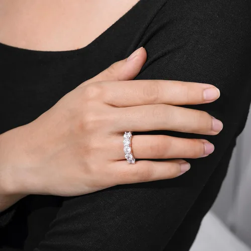 Vista 24 de Amazon Essentials Anillo de plata de ley de cinco piedras con circonita cúbica de corte redondo Infinite Elements (anteriormente colección Amazon)