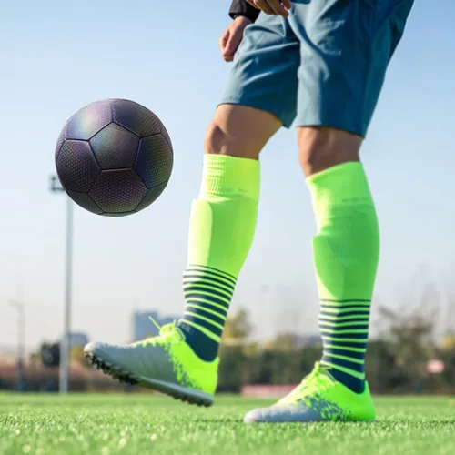 Vista 2 de Balón de fútbol luminoso para juegos nocturnos y entrenamiento, pelota de fútbol reflectante con aguja de aire de bolsillo de red, pelota de fútbol