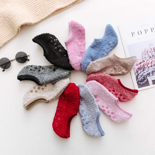 Vista 2 de SKOLA 46 pares de calcetines cómodos de invierno mullidos para mujer, pantuflas de agarre mullidas para casa, calcetines de microfibra