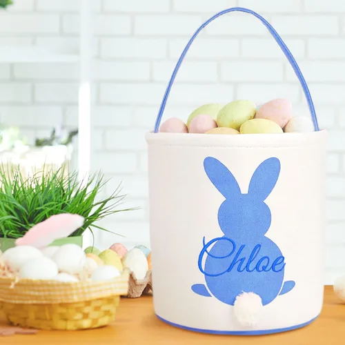 Vista 2 de Cesta de lona de Pascua personalizada con asa, cubo de huevo y conejo, color azul