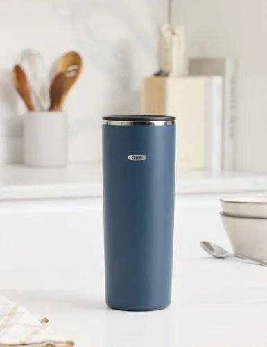 Vista 2 de OXO Strive - Vaso aislado de 24 onzas con tapa deslizante, cobalto oscuro