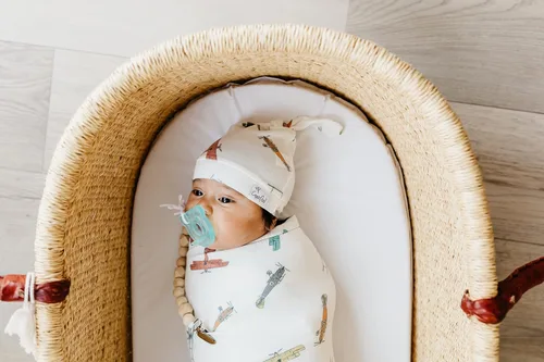 Vista 5 de Copper Pearl Gorro de bebé con nudo superior elástico suave Ace