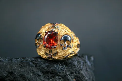 Vista 7 de Gilded Skull Ring with Red Zircon Stone - Unique 925 Silver Craftsmanship
