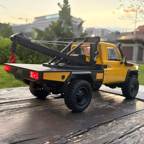 Vista 5 de HLSFWDRIVE RC Rock Crawler 4x4 MN82T RC Truck con gancho de grúa escala 1