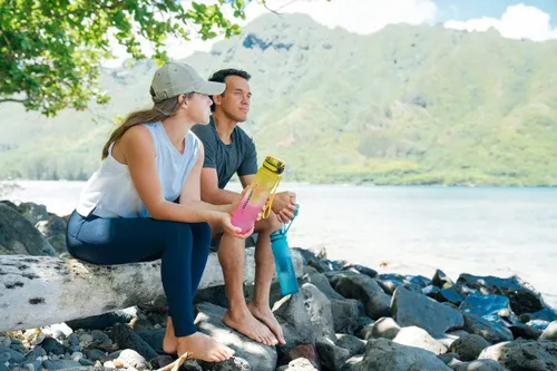 Vista 2 de Infusion Pro Botella de agua con infusor de frutas de 32 onzas con marcador de tiempo, tapa de bloqueo superior, funda aislada y libro electrónico