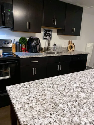 Vista 5 de Teemall Vinilo autoadhesivo con aspecto de granito blanco claro, película de mármol, para encimera de cocina (17.7 x 98 pulgadas)