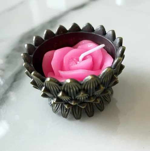 Vista 4 de Velas de té de rosa, 12 piezas hechas a mano delicadas velas de flores con 100 pétalos de rosa de seda, mini discos de vela para bodas