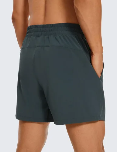 Vista 2 de CRZ YOGA Pantalones cortos de entrenamiento sin forro para hombre, ligeros, de secado rápido, para correr, deportes, gimnasio, con bolsillos