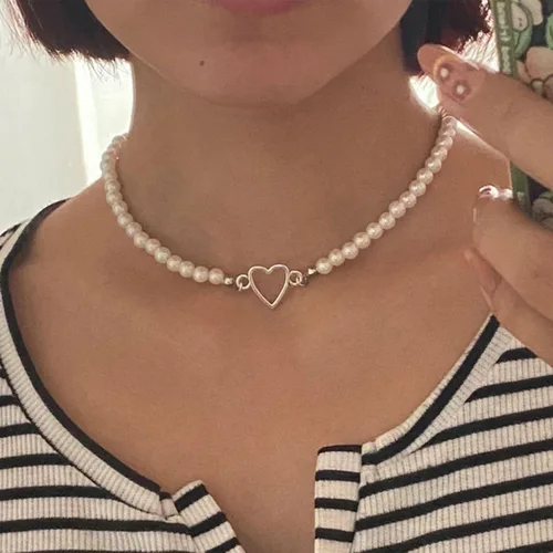 Vista 4 de YienDoo Gargantilla de perlas bohemias, cadena con dije de corazón plateado, para damas de honor, para bodas, damas de honor, gargantilla de perlas