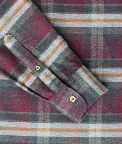 Vista 4 de UNTUCKit Greyton - Camisa de franela sin meter para hombre manga larga gris oscuro y cuadros granate ajuste regular