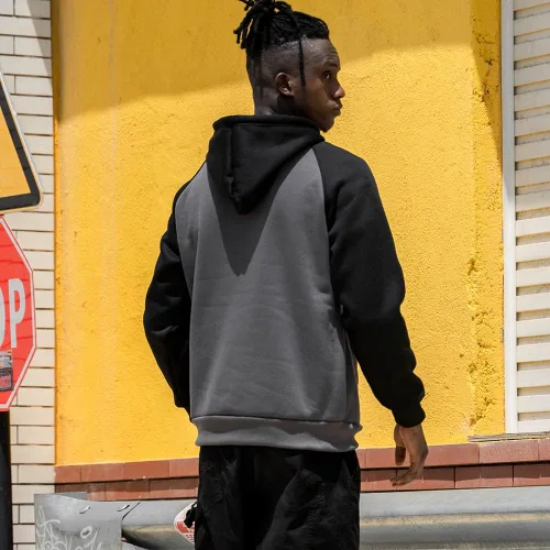 Vista 4 de Sudadera con manga larga estilo raglán en contraste, con forro polar, con capucha y bolsillo tipo canguro, para hombre