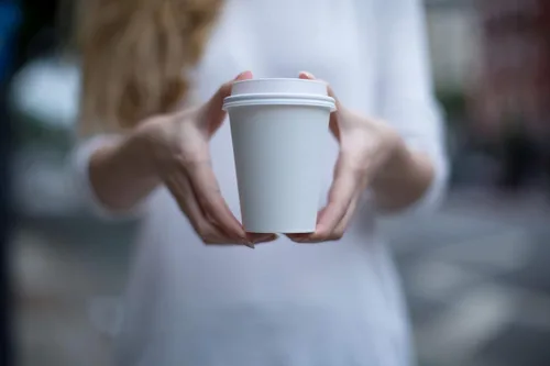 Vista 3 de Tazas de café desechables con tapas de 16 onzas (100 juegos) – To Go Coffee Cups Bebidas calientes Expresso Té Café Café Latte