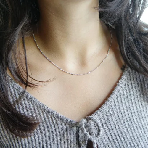 Vista 3 de BERISO Gargantilla satélite chapada en oro de 14 quilates, cadena de 3 cuentas azules, collar de cadena brillante con corazones abiertos, cadena