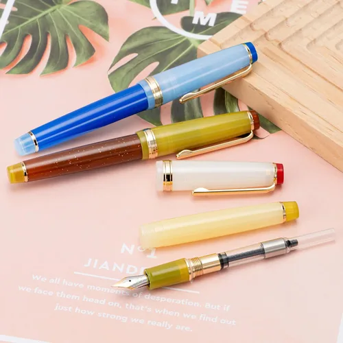 Vista 8 de 3 Jinhao 82 Pluma estilográfica acrílica transparente de color clásico mixto con punta media y borde dorado, con juego de conversor Mezcla clásica