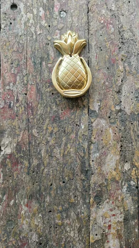 Vista 3 de Tropical Welcome – Aldaba de bronce con piña de Bali, un toque de elegancia tropical para la decoración de tu hogar