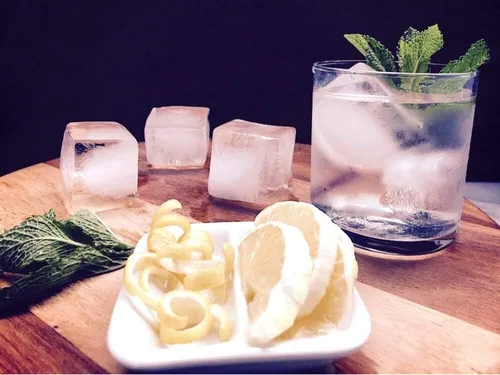 Vista 5 de Bandejas de silicona para cubitos de hielo de M. Gastro Kitchens, ahorra con nuestra economía, paquete de 4 cubos de hielo extragrandes, diseño