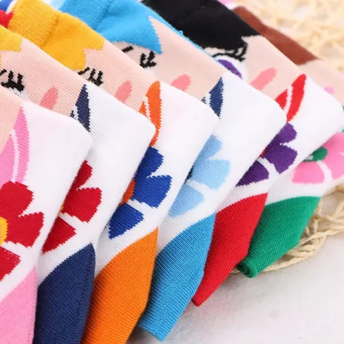 Vista 5 de DAANAH Calcetines divertidos de anime para mujer, diseño de luna y gato