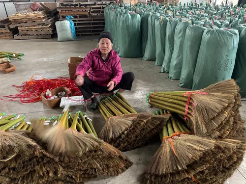 Vista 7 de Auténtica escoba asiática hecha a mano, juego de 3 unidades, escoba de paja vietnamita de primera calidad, 40 pulgadas de longitud