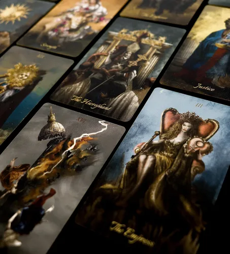 Vista 5 de La Muci Tarot barroco de lámina dorada - Baraja de 78 cartas con guía para principiantes, bordes dorados y obras de arte únicas