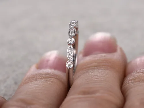 Vista 6 de Alianza de boda de oro blanco de 14 quilates, media eternidad, anillo de compromiso, anillo apilable, micro diamante pavé