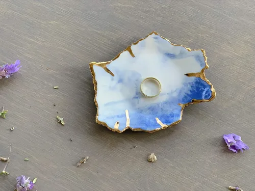 Vista 5 de Plato de cerámica mármol azul blanco y oro, platos de joyería hechos a mano, regalo único para ella o él - Foto de stock, por favor lea