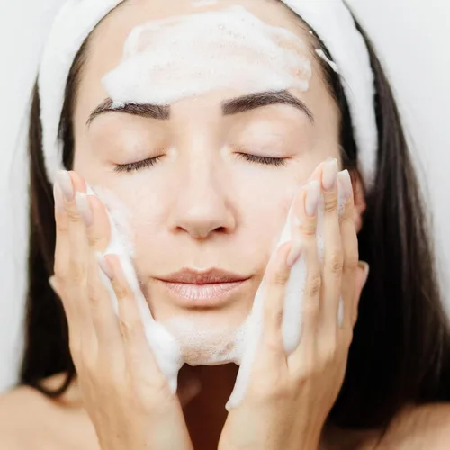 Vista 2 de Serious Skincare A Defiance A Wash Limpiador facial de 4 onzas, vitamina A, retinol, gel desmaquillante para espuma, fruta de papaya, extracto