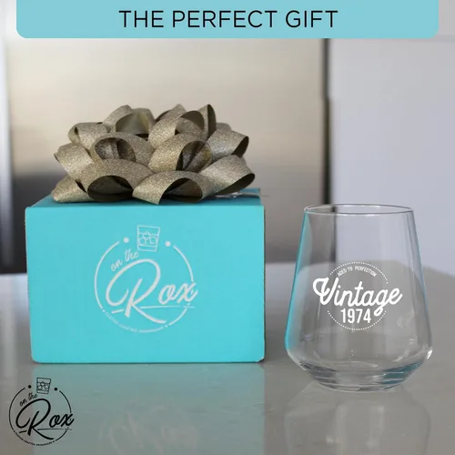 Vista 3 de On The Rox Regalos de 50 cumpleaños para mujeres y hombres – 14 onzas vintage 1974 50 años regalos para mujeres – Copa de vino sin tallo apta
