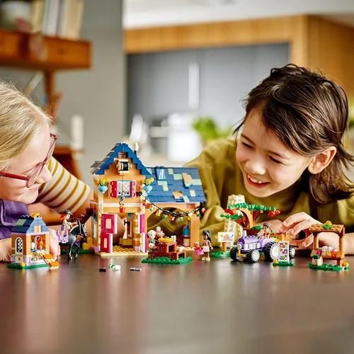 Vista 2 de LEGO Friends 41721 - Juego de casa de granja orgánica con caballo de juguete, estable, tractor y remolque, más figuras de animales, para niños