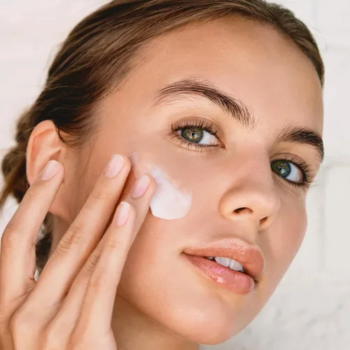 Vista 4 de Clarins Hidratante nocturno renovador multiactivo con niacinamida Suaviza las líneas finas que aprietan visiblemente los poros, incluso el tono