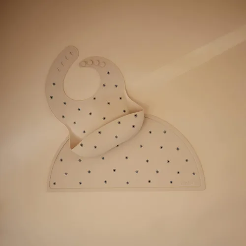Vista 2 de mushie Mantel individual de silicona para niños, diseño antideslizante sin BPA (margarita negra)