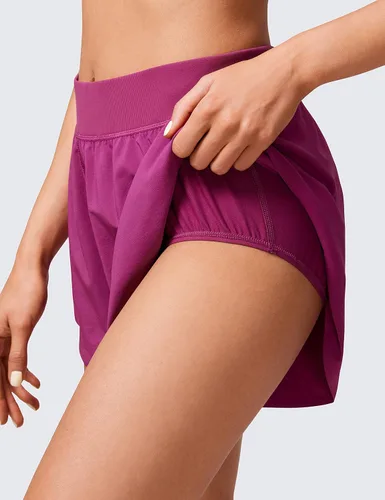 Vista 4 de CRZ YOGA Pantalones cortos de correr de delfín de cintura alta para mujer, de secado rápido, ligero, forro alto, pantalones cortos de entrenamiento