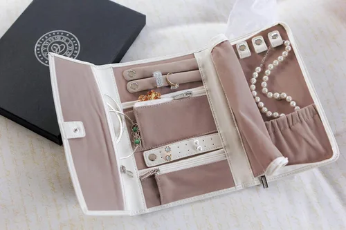 Vista 6 de Bolso de viaje Case Elegance para joyas de cuero vegano, organizador para joyas