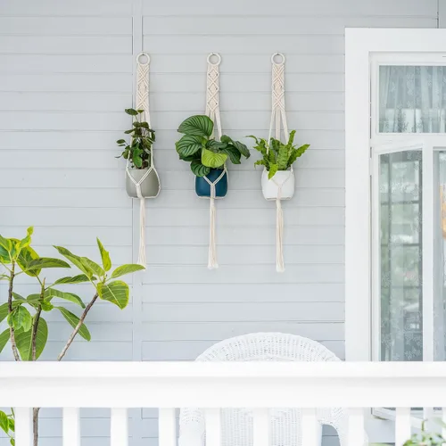 Vista 2 de Mkono Paquete de 3 perchas de macramé de 39 pulgadas para colgar en la pared de interiores, cesta para macetas, soporte para macetas, decoración