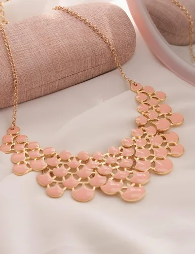 Vista 4 de Collar Jane Stone, collar de estilo vintage, collar pechero, adorno calado