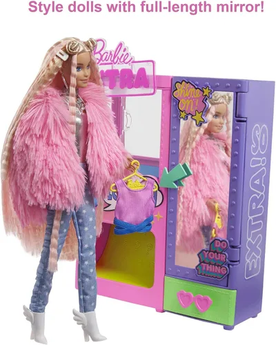 Vista 5 de Barbie Juego de moda extra sorpresa con 20 piezas, incluyendo caniche para mascotas, armario y función de botón que dispensa accesorios de moda