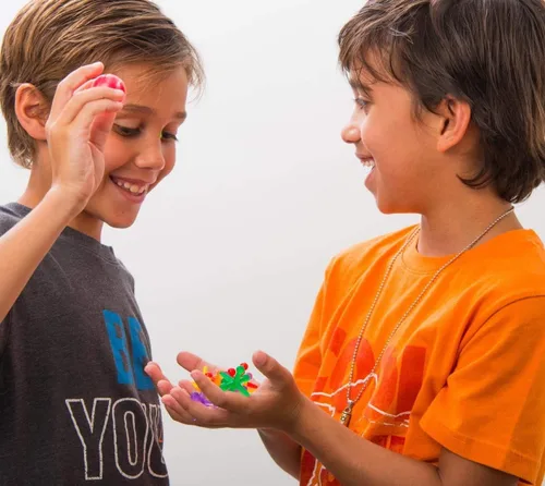 Vista 2 de JA-RU Juego Big Rainbow Jacks con pelota hinchable (1 juego, 10 piezas Jax) juegos de mesa vintage, juguetes clásicos para niños. Recuerdo