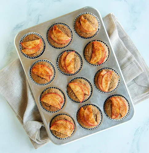 Vista 6 de Nordic Ware Baker's Delight Set de 3 piezas + molde comercial de aluminio natural Nordic Ware para muffins, 12 tazas
