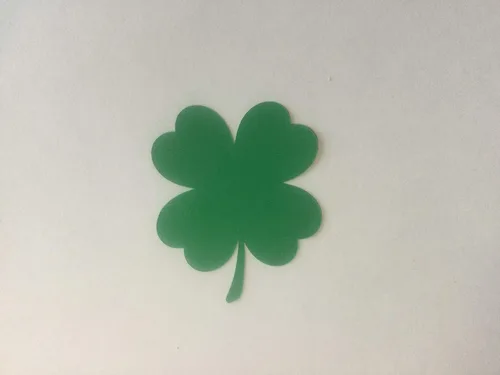 Vista 2 de Trébol de cuatro hojas troqueladas con recortes de trébol de papel verde, trébol troquelado, decoración del día de San Patricio, decoración de aula