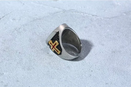 Vista 4 de Blowin - Anillo de acero inoxidable para hombre con corona de caballero y cruz religiosa gótica