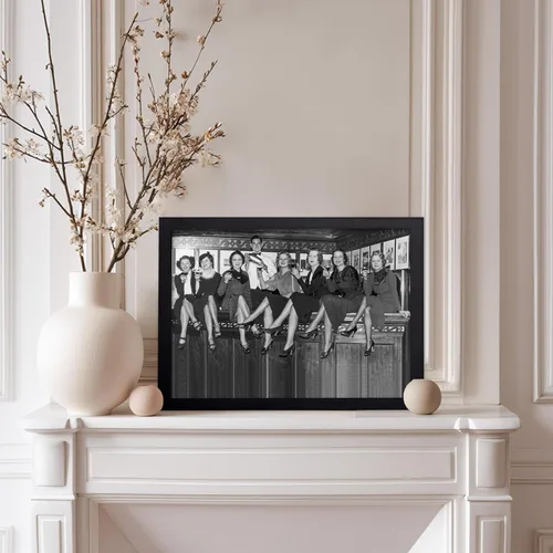 Vista 5 de Poster Master Póster de fotografía vintage, impresión feminista retro, regalo para artistas, amigas, mujeres sentadas en un mostrador de bar