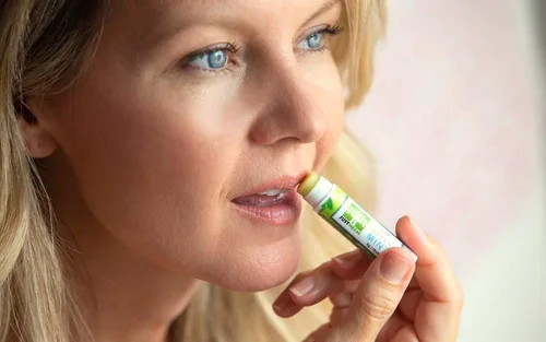 Vista 2 de JustNeem Lip Gleem, bálsamo labial, paquete de 3, bálsamo natural, hidratante, repara los labios agrietados, agrietados y secos, 0.17 onzas cada uno