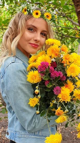 Vista 6 de WOVOWOVO Coronas de girasol para niñas y mujeres, corona de hojas de margarita nupcial, accesorios para el cabello de novia, corona floral con cinta